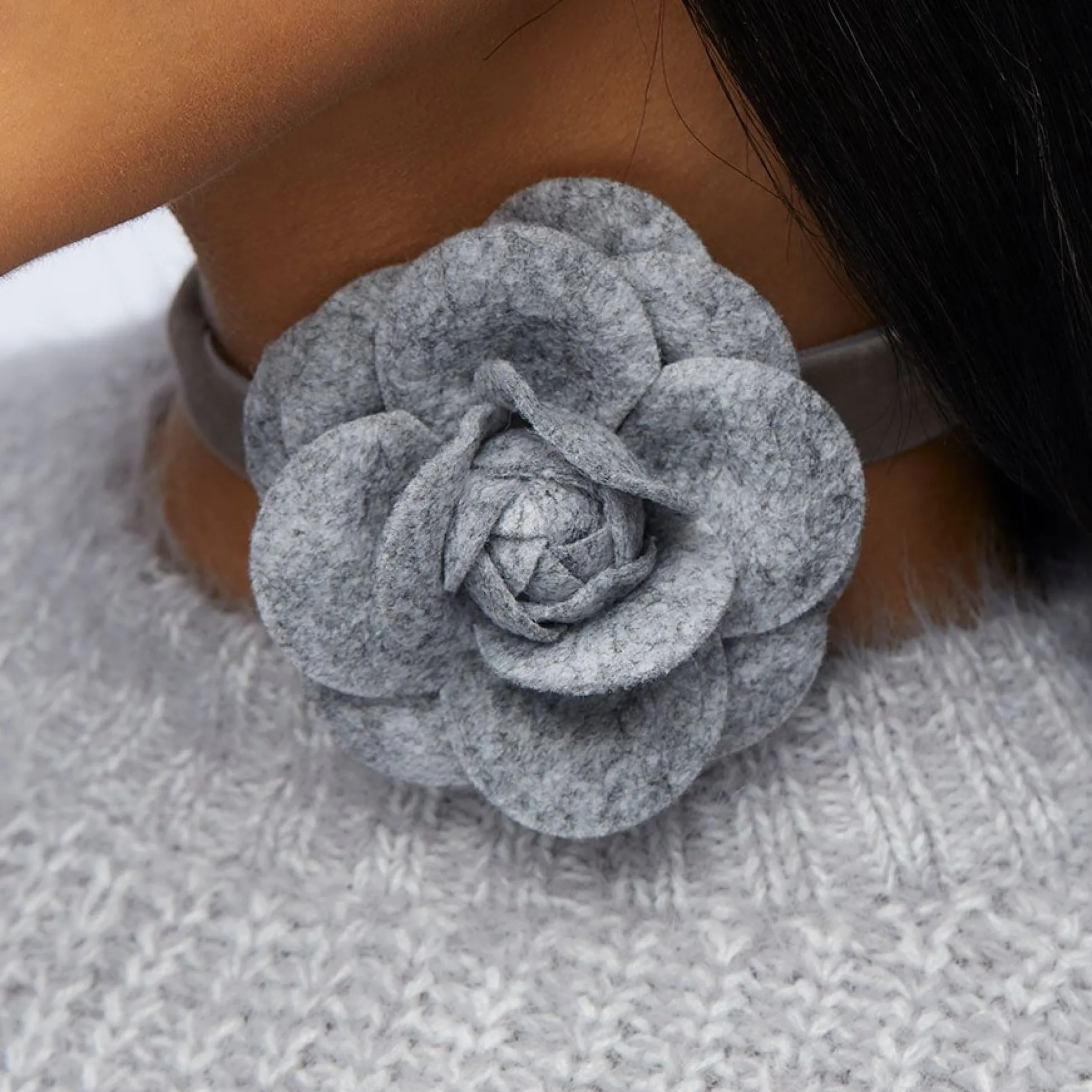 CHARCOAL PAYTON FLOWER RIBBON CHOKER