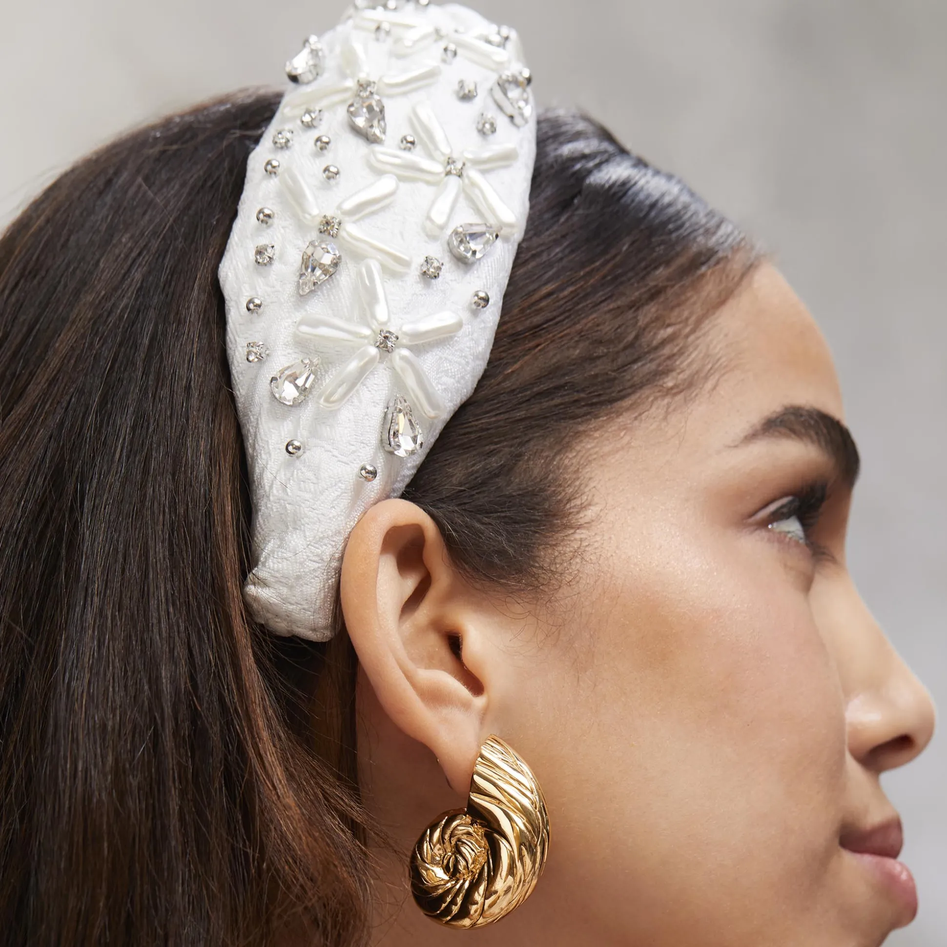 DOVE WHITE KNOTTED PEARL FLORAL BROCADE HEADBAND